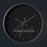 Elegant modern Personalisiert mit Name Monogram Uhr<br><div class="desc">Erhöhen Sie Ihre Wohngestaltung mit unserem Blackout Sleek Elegant Modern Personalisiert mit Name Monogram Clock. Diese fein gearbeitete Wanduhr verbindet zeitgenössische Ästhetik mit einer personalisierten Touch und ist somit eine stilvolle und funktionale Ergänzung zu jedem Zimmer. Diese Uhr mit Ihrem Namen und einem Monogramm im eleganten Blackout-Stil fügt Ihrem Wohnraum...</div>