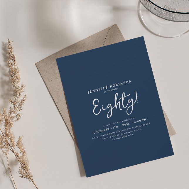 Elegant Modern Script 80. Geburtstag Navy Blue Einladung (Elegant Modern Script 80th Birthday Navy Blue Invitation)