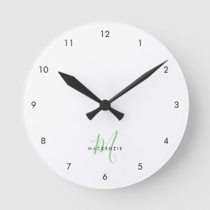 Elegant Modern White Green Script Monogram Runde Wanduhr