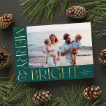 Elegant Modernes Merry & Bright 1 Foto Green Gold Folien Feiertagskarte<br><div class="desc">Diese festliche Urlaubskarte verfügt über ein horizontales Foto,  eine elegante und dennoch schlichte Typografie und einen schönen,  tiefgrünen Hintergrund. Die erhöhte Folie grüßt auf der Vorderseite "Merry & Bright". Sie können auch ein anderes Foto und/oder einen zusätzlichen Text auf der Rückseite hinzufügen!</div>