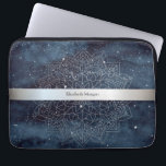 Elegant Modernes Silver Mandala Stripe Navy Blue Laptopschutzhülle<br><div class="desc">Silberstreifen und Blumenmandala auf marineblau-blauem Hintergrund.</div>