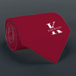 Elegant Monogram Bright Burgundy | weiß Krawatte<br><div class="desc">Eine elegante Krawatte mit einem fett-weißen Monogramm auf einem hellen bordeauxfarbenen Hintergrund. Hinzu kommt der Vor- oder Nachname, der in allen Hauptstädte angegeben ist. Wenn Sie einen mutigeren Blick auf den persönlichen Namen im großen Buchstaben bevorzugen, können Sie folgendes tun: Benutzen Sie die Funktion Anpassen/Bearbeiten und klicken Sie auf den...</div>