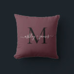 Elegant Monogram Burgundy Script Names Wedding Kissen<br><div class="desc">Chic mit Monogramm Sake-Kissen mit Ihren Namen und Monogramm in weißer, eleganter Schrift-Kalligraphie und schwarz moderner Typografie auf bordeauxfarbenem Hintergrund. Fügen Sie einfach Ihre Namen und Monogramm hinzu. Exklusiv für Sie entworfen von Happy Dolphin Studio. Wenn Sie Hilfe oder passende Produkte benötigen, kontaktieren Sie uns bitte unter happydolphinstudio@outlook.com. Wir helfen...</div>