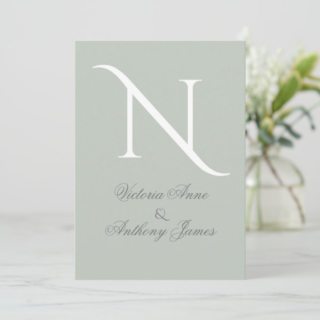 Elegant Monogram Initial Sage Green Wedding Einladung (Stehend Vorderseite)