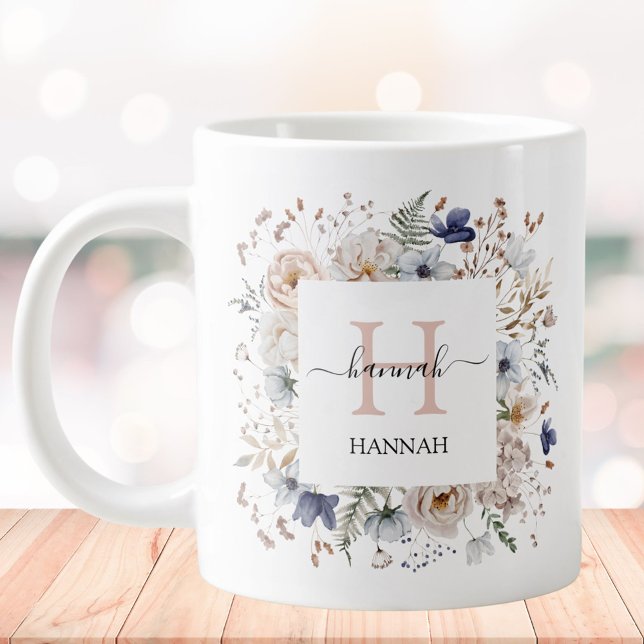 Elegant Monogram Pretty Beige Blue Flowers Floral Jumbo-Tasse (In situ)