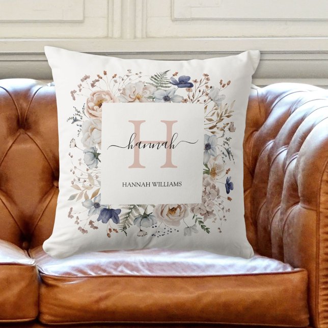 Elegant Monogram Pretty Beige Blue Flowers Floral Kissen (In situ 2)