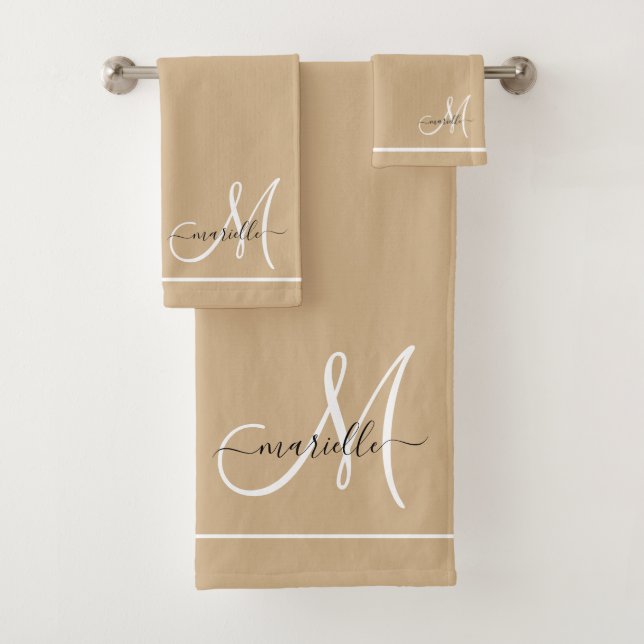 Elegant Monogram White Script Name Tan Badhandtuch Set (Insitu)