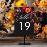 Elegant Moody Vibrant Harvest Floral Tischnummer<br><div class="desc">Mit unserer faszinierenden Hochzeitszittelkarte können Sie die opulente Schönheit einer Herbsternte genießen. Ein dramatischer, aber weicher schwarzer Hintergrund bietet die perfekte Leinwand für einen atemberaubend realistischen Bouquet. Stellen Sie sich eine lebhafte Farbexplosion vor, mit Rose in orangefarbener und dunkler Magenta, kleinen magentafarbenen Blume und lila Veilchen und neben Pfirsichmüttern und...</div>