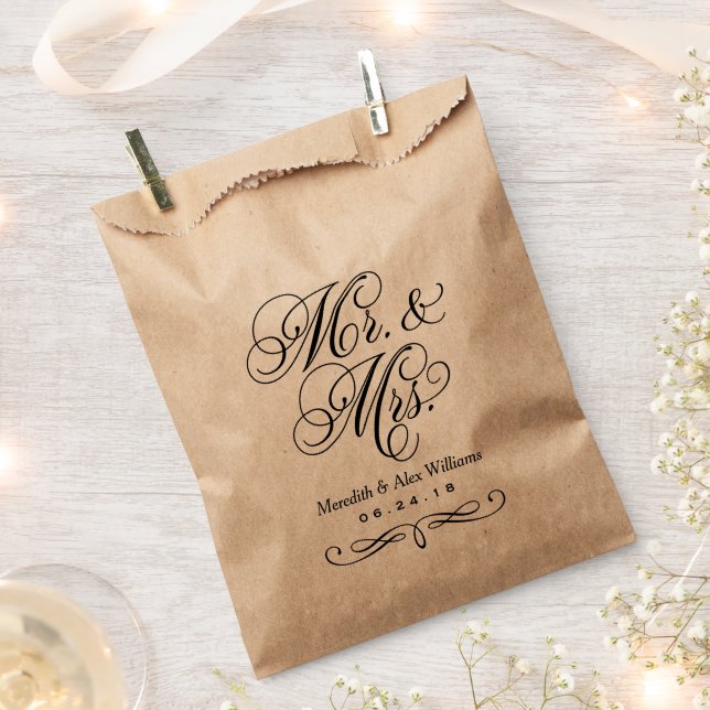 Elegant Mr. und Mrs. Black Script Custom Monogram Geschenktütchen (Ausgeschnitten)
