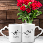 Elegant Mr. und Mrs. Liebestassen<br><div class="desc">Feiern Sie Ihre Liebe mit diesem charmanten Set der Liebhaber-Tasse, in dem "Mr." und "Mrs." in eleganter Schrift stehen. Diese Tasse sind ideal für Neuvermählte oder als Hochzeitsgeschenk oder Jubiläumsgeschenk geeignet und können mit Ihrem Nachnamen und Ihrem Hochzeitstermin für eine persönliche Touch angepasst werden. Ob für den täglichen Gebrauch oder...</div>