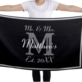 Elegant Mr. und Mrs. Monogram Black Strandtuch