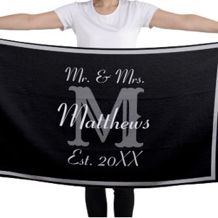 Elegant Mr. und Mrs. Monogram Black Strandtuch
