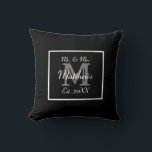 Elegant Mr. und Mrs. Monogram Kissen<br><div class="desc">Ein eleganter Mr. Frau Monogram Design für Ihre Zuhause. Kaufen Sie als Hochzeitsgeschenk (zusammen mit der Erholung der Mr. & Mrs. Wedding Geschenksammlung).</div>