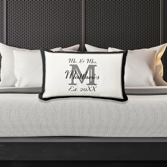 Elegant Mr. und Mrs. Name Black Newlywed Monogram Lendenkissen (Von Creator hochgeladen)