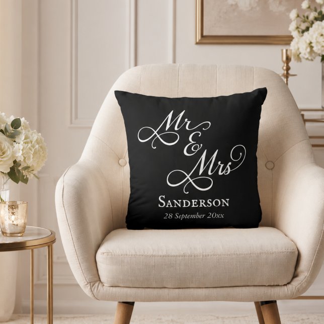 Elegant Mr. und Mrs. Wedding Black Kissen (elegant mr and mrs wedding gift keepsake throw pillow)