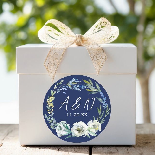 Elegant Navy Blue Floral Monogram Winter Wedding Runder Aufkleber (Von Creator hochgeladen)
