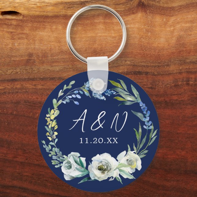 Elegant Navy Blue Floral Monogram Winter Wedding Schlüsselanhänger (Vorderseite)