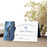 Elegant Navy Blue Gold Bar Mitzvah Platzkarte<br><div class="desc">Eleganter Marineblau und Goldmedaille schmücken die Seite dieses modernen Bar Mitzvah Empfangs gefaltete Platzkarte. Der Name Ihres Sohnes ist in einem wunderschönen kursiven Drehbuch unter dem Stern von David geschrieben. Ideal für eine schicke, stilvolle jüdische Familie, die ihren Jungen feiert, der zur Tora gerufen wird. Passen Sie diese Platzkarten von...</div>