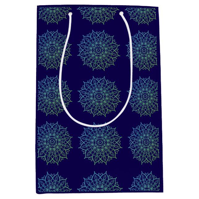 Elegant Navy Blue Green Mandala Geburtstag Mittlere Geschenktüte (Vorderseite)