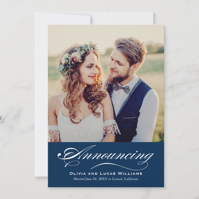 Elegant Navy Blue Script Hochzeitsskrippe Foto Ehe Ankündigung (Vorderseite)
