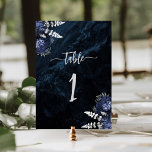 Elegant Navy Blue Silver Floral Wedding Tischnummer<br><div class="desc">Diese elegante Hochzeitskarte bietet marineblaue Blumenstrauß-Set mit silbernen Imitate-Folie in zwei Ecken,  auf einem Hintergrund von marineblauen Aquarellbilder. Der anpassbare Text enthält das Wort "Tabelle" und eine bearbeitbare Tischnummer in silbergrauem Schriftart.</div>