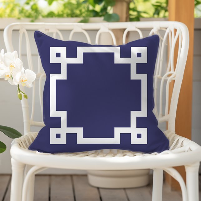 Elegant Navy Blue White Greek Key Border Kissen (Von Creator hochgeladen)