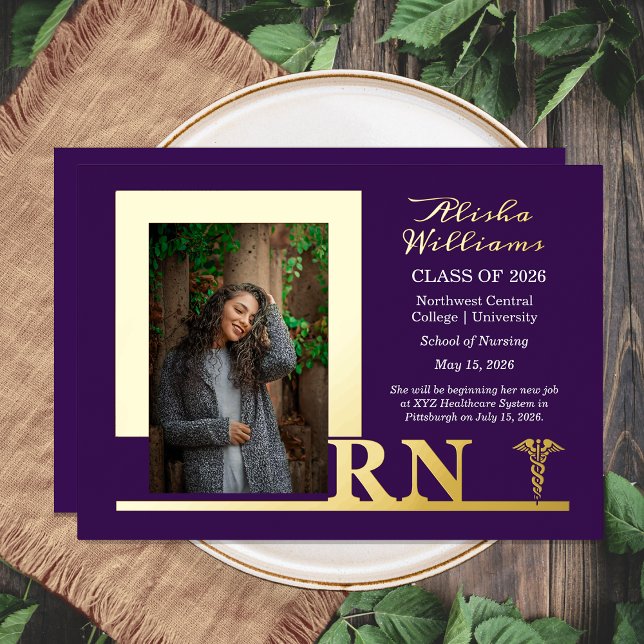 Elegant Nurse RN Caduceus Foto Graduate Lila Folieneinladung (Elegant Unique Nurse RN Caduceus Photo Graduate Gold Foil Invitation)