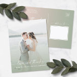 Elegant Ombre Light Green Wedding Foto Overlay Postkarte<br><div class="desc">Elegantes Ombre Light Green & Pink Wedding Foto Overlay Vielen Dank Postkarten. Diese moderne Hochzeit oder jedes Ereignis Dankeschön Postcard Design ist einfach und minimal mit einem hübschen ombre Farbverlauf Fade und trendy Signatur Kalligraphie Skript-Schriftart. Fügen Sie Ihr individuelles Hochzeitsfotografie vorn für ein völlig personalisiertes Aussehen! Die neue Farbpalette für...</div>