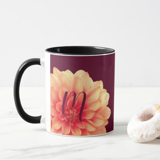 Elegant Orange Dahlias Blume Burgundy Monogram Tasse (Mit Donut)