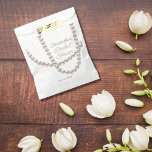 Elegant Pearl Necklace Brautparty Geschenktütchen<br><div class="desc">Machen Sie Ihr Brautparty mit diesen eleganten Perlengeschenktaschen ganz besonders! Diese personalisierten Brautparty-Taschen eignen sich perfekt für Leckereien, Gefallen oder kleine Geschenke. Sie sorgen für eine raffinierte Touch. Sie sind ideal für Hochzeiten, Verlobungsfeiern und andere besondere Feiern. Beeindrucken Sie Ihre Gäste mit diesem stilvollen und praktischen Party, das für Sie...</div>