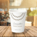 Elegant Pearl Necklace Brautparty Pappbecher<br><div class="desc">Das elegante, personalisierte Paper Cups mit einer stilvollen Perlenhalskette verleiht Ihrem Brautparty eine ganz besondere Note. Perfekt für ein Brautparty Gunst oder Beibehaltung, diese benutzerdefinierten Paper Cups können mit dem Namen und dem Veranstaltungsdatum der Braut personalisiert werden. Eine schicke und praktische Ergänzung zu jeder Feier, fügt es eine einzigartige Touch...</div>
