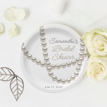 Elegant Pearl Necklace Brautparty Pappteller<br><div class="desc">Fügen Sie Ihrem Brautparty eine Touch von Eleganz mit diesen eleganten,  perlenförmigen Tellern hinzu. Diese Teller mit einer schönen Perlenhalskette und individualisierbarem Text eignen sich hervorragend,  um Ihre Veranstaltung stilvoll und unvergesslich zu machen. Ideal für Verlobungsfeiern,  Hochzeiten und Jubiläumsfeiern!</div>