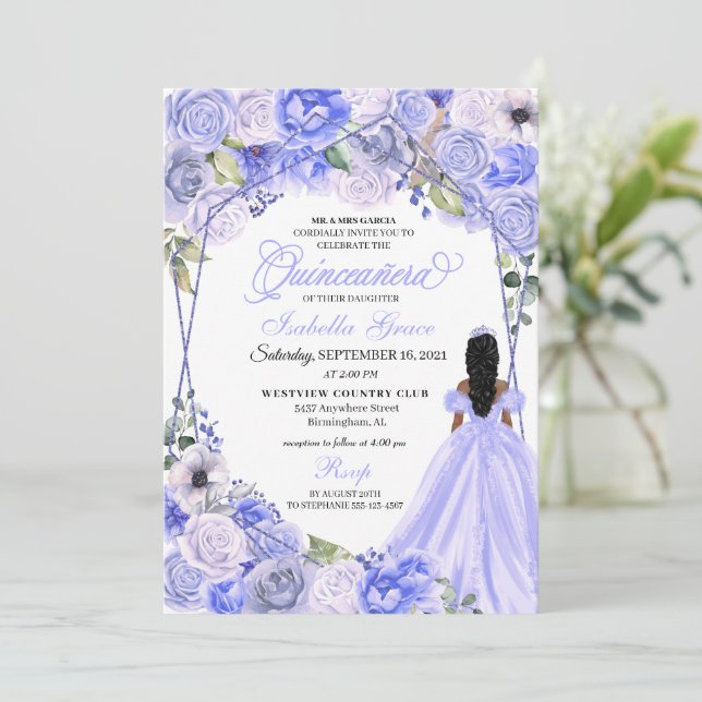 Elegant Periwinkle Blue Floral Quinceanera Einladung (Stehend Vorderseite)