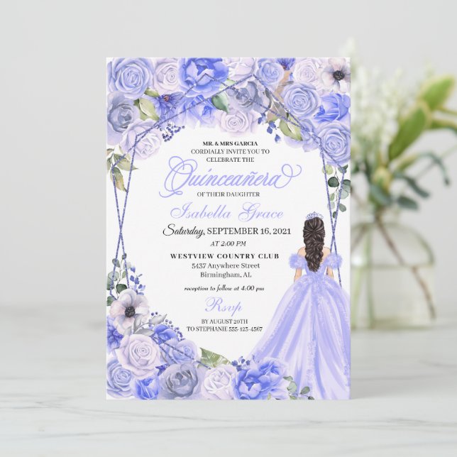 Elegant Periwinkle Blue Floral Quinceanera Invitat Einladung (Stehend Vorderseite)