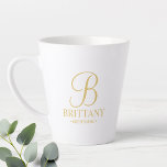 Elegant Personalisiert Bridesmaid Milchtasse<br><div class="desc">Elegante Personalisierte Bridesmaid-Geschenke mit personalisierten Monogrammen im eleganten Script-Schriftart-Stil mit Name und Titel der Brautjungfrau im klassischen Serif-Schriftart-Stil. Auch perfekt für die Trauzeugin,  Blumenmädchen,  Brautmutter und vieles mehr. Bitte beachten Sie: Die Details der Folie werden im Kunstwerk simuliert. Bei der Herstellung dieses Produktes wird keine Folie verwendet.</div>