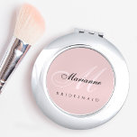 Elegant Personalisiert Bridesmaid Pink Taschenspiegel<br><div class="desc">Gönnen Sie Ihren Brautmädchen einen zeitlosen Sake mit unserem eleganten Personalisierten Bridesmaid Pink Compact Mirror. Diese Vintag inspiriert Kompaktkamera mit feiner Kalligraphie,  personalisiert mit einem Namen oder Monogramm,  und ihr sanftes rosa Design macht sie zu einem schlichten und eleganten Brautparty oder Bachelorette Geschenk,  das sie lieben werden!</div>