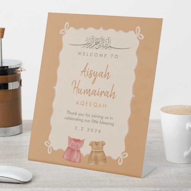 Elegant Pink Baby Clothes Aqeeqah Welcome Sign Sockelschild (In Situ)