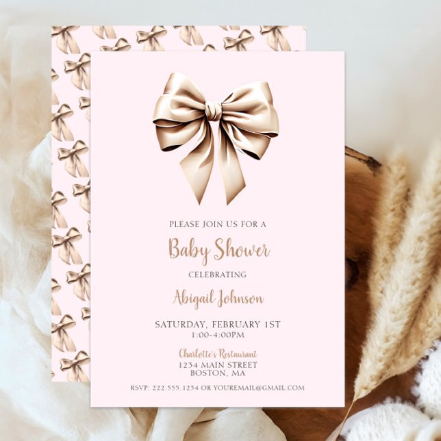Elegant Pink Beige Coquette Bow Baby Dusche Einladung (Chic Blush Pink Beige Coquette Bow Baby Shower Invitation, Modern Script, Classic Baby Girl Shower)