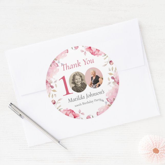 Elegant Pink Floral Photo 100th Birthday Thank You Runder Aufkleber (Umschlag)