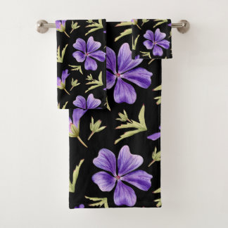 Elegant Purple Flowers Pattern with Green Accents Badhandtuch Set