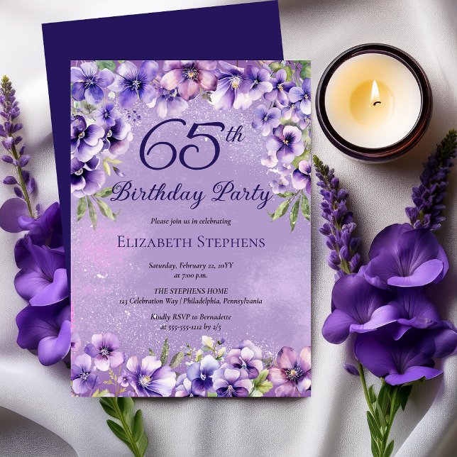 Elegant Purple Violets Floral 65th Birthday Party  Einladung (Elegant Purple Violets Floral 65th Birthday Party Invitation)