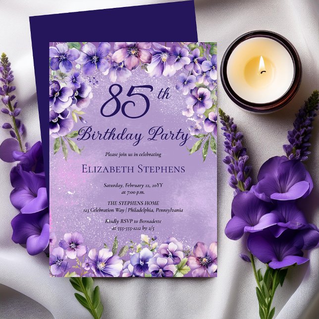 Elegant Purple Violets Floral 85th Birthday Party  Einladung (Elegant Purple Violets Floral 85th Birthday Party Invitation)