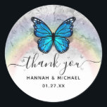 Elegant Rainbow Template Blue Butterfly Danke Runder Aufkleber<br><div class="desc">Bitte beachten Sie: Der Monarchen-Schmetterling kann mit dieser eleganten DIY-Vorlage in JEDE Farbe des Regenbogens geändert werden. Erstellen Sie Ihre eigenen Schmetterlingsticker für jeden magischen Moment, in dem diese Gartenschönheiten eine Rolle spielen. Das originale Aquarellwerk von Raphaela Wilson zeigt einen großen 3D-Blauen Schmetterling, aber dieser Farbton kann beliebig verändert werden....</div>