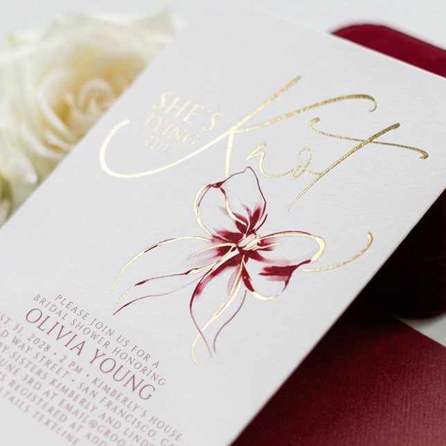 Elegant Red Bow She's Tying The Knot Bridal Shower Folieneinladung (Red Bow Bridal Shower Gold Foil Invitation)