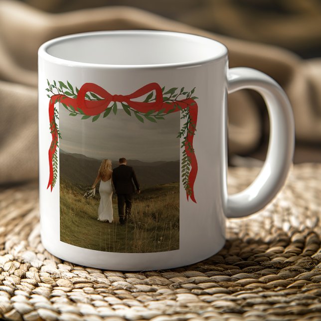 Elegant Red Bow with Greenery Photo Christmas Kaffeetasse (Elegant hand-painted red bow with greenery photo Christmas holiday mug.)
