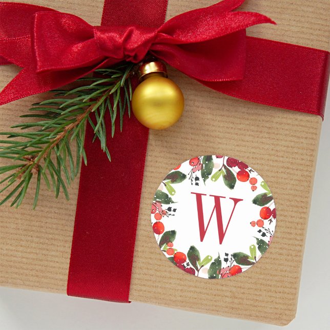 Elegant Red Christmas Greenery Monogram Wreath Runder Aufkleber (Von Creator hochgeladen)