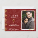 Elegant Red & Gold Ganesha & Mehndi Save The Date<br><div class="desc">Stilvolle und moderne Hochzeitskarten.  Dieses Foto lädt Sie mit passendem Zubehör ein,  um Ihre Hochzeitstagsfeiern abzuschließen.  Das Design ist mit einem eleganten dunkelroten Hintergrund mit einem sanften,  eleganten,  wirbelförmigen Muster und einem goldgelben Verzierungsbild und Ganesha ausgestattet.  Alle weißen Texte können auf Ihre Hochzeit/rett-die-Datum-Details angepasst werden.</div>