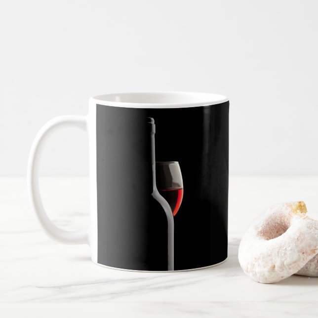 Elegant Red Wine Glass & Bottle. Black Background Kaffeetasse (Mit Donut)