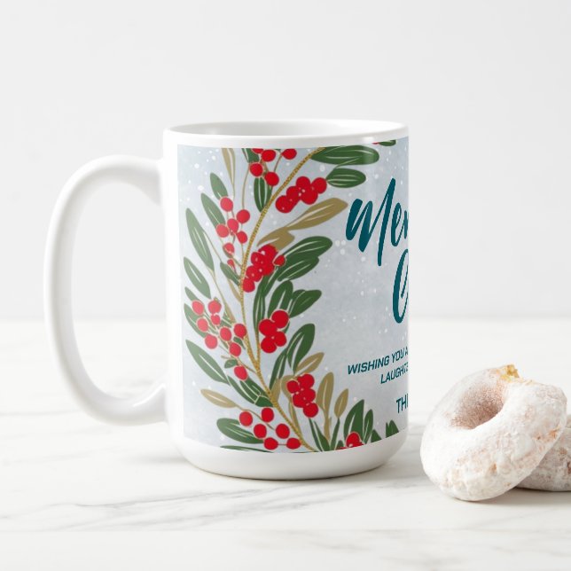 Elegant Red Wreath Holly Berries Gold Merry Xmas Kaffeetasse (Mit Donut)