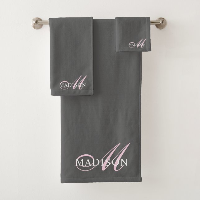 Elegant rosa Monogram Script Anfangsname Gray Badhandtuch Set (Insitu)